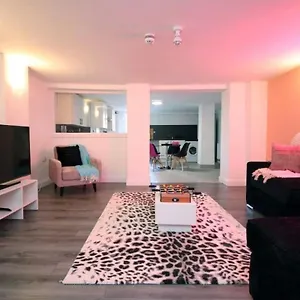 https://principality-house-by-mia-living-3-bedroom-apartment-a-cardiff.cardiffhotelswales.com